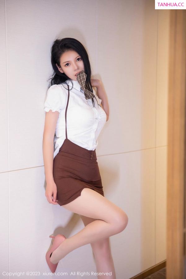   [XiuRen]高清写真图 2023.06.15 No.6917 大美妞儿 短裙美腿第4张图片